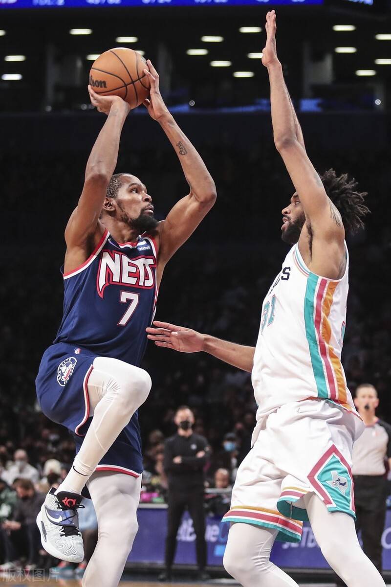 包含赛地聚焦：足总杯关键时刻热度飙升，门兴格拉德巴赫篮板制胜，更衣室稳定，阵容厚度经受考验的词条