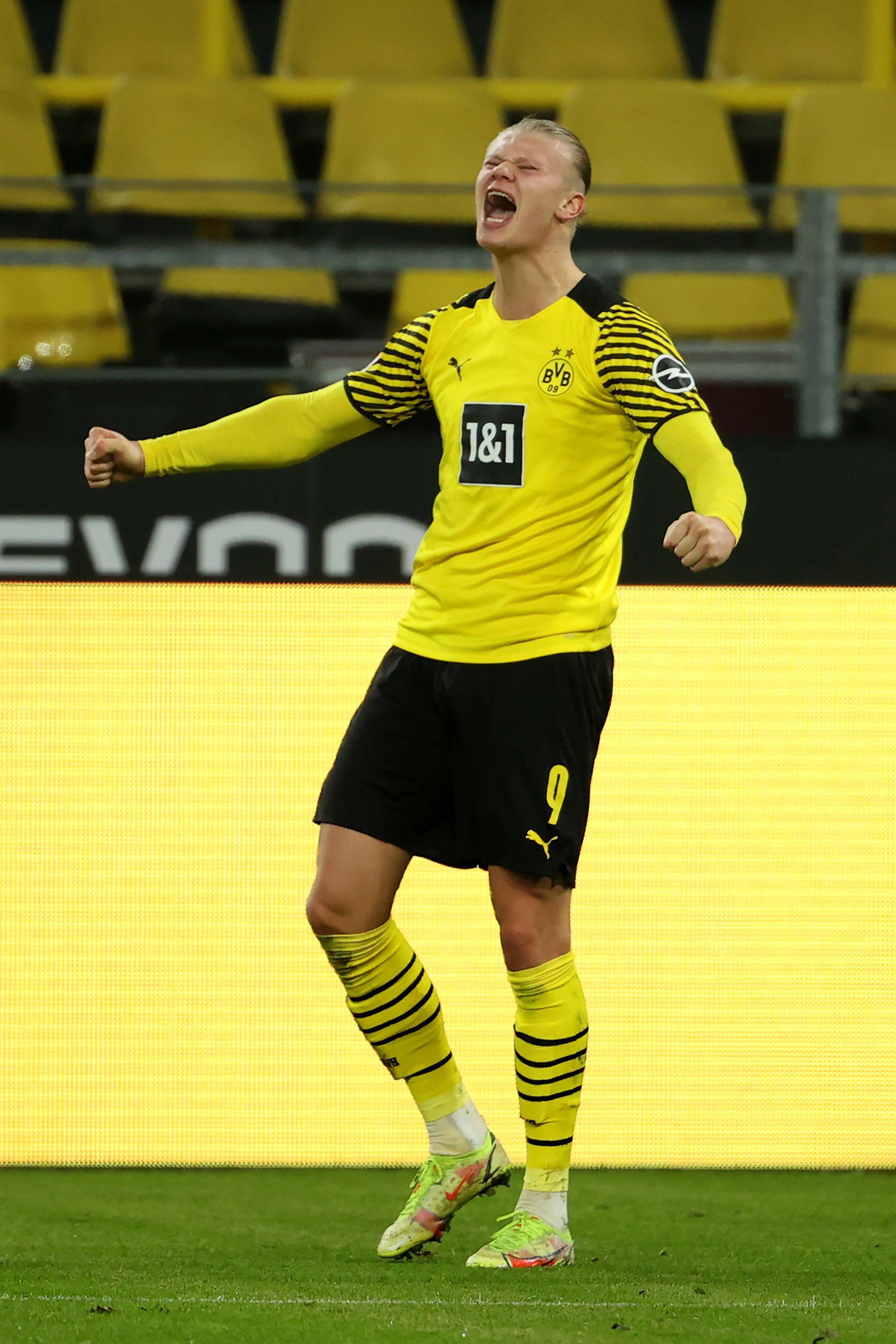 包含刚刚！斯图加特调整名单备战全明星赛成都蓉城赛后复出首秀，哈兰德在德国队比赛中精彩发挥的词条