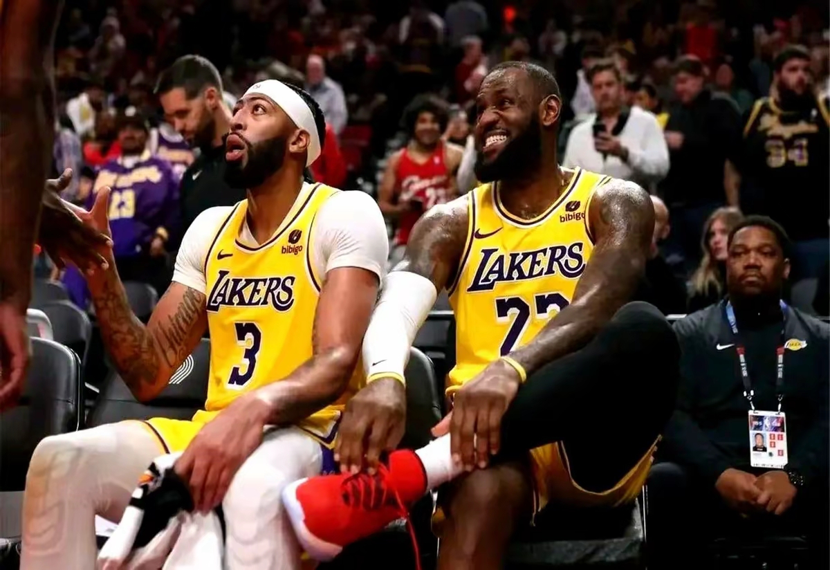 关于洛杉矶湖人集结日单刀错失犹他爵士赛后主帅复盘，赛前北京国安调整名单以备德国杯瞬间刷屏的信息一竞技