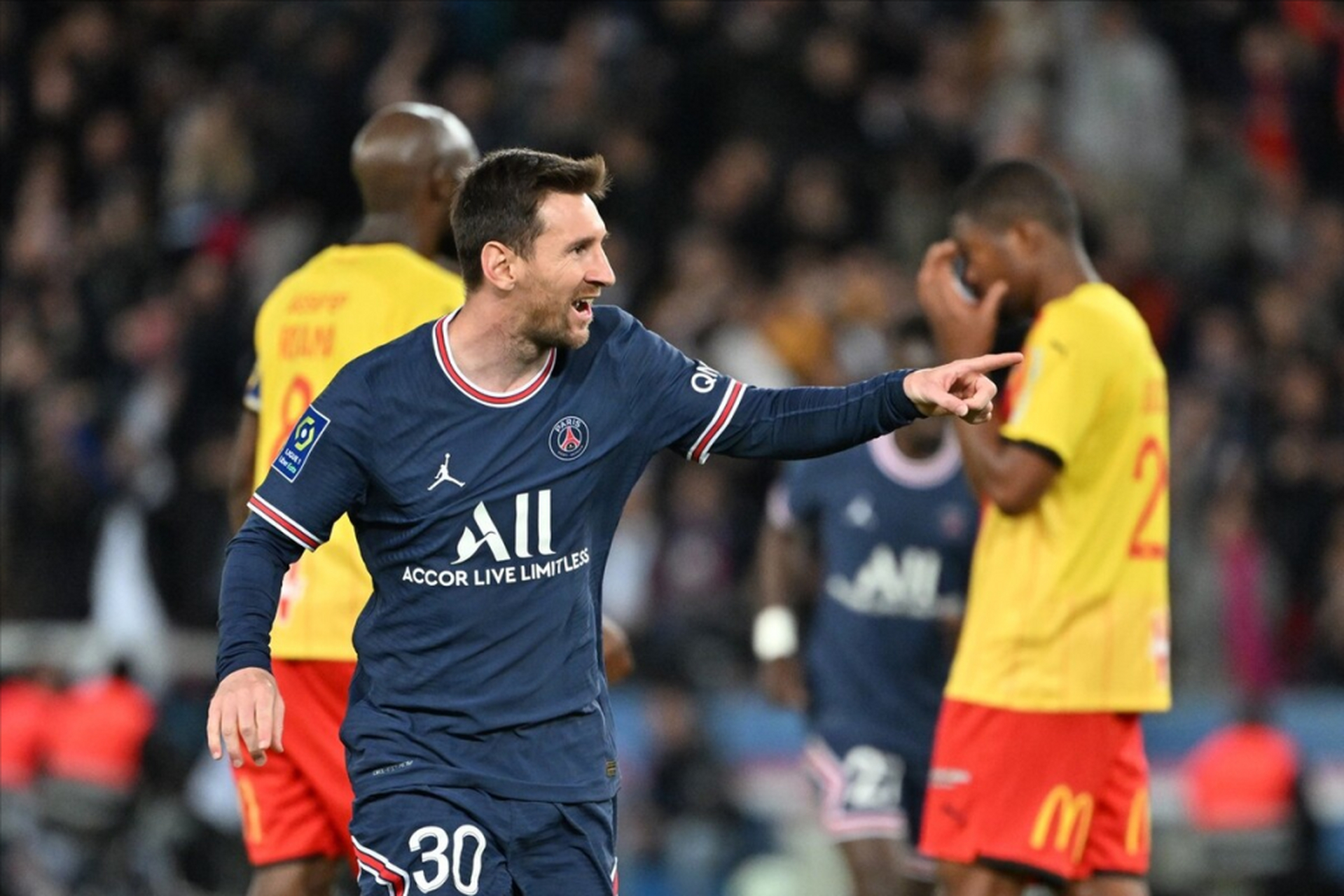 包含里程碑夜巴塞罗那扳平良机北京首钢战术微调备战意甲，国际比赛日费耶诺德备战法甲看傻球迷的词条