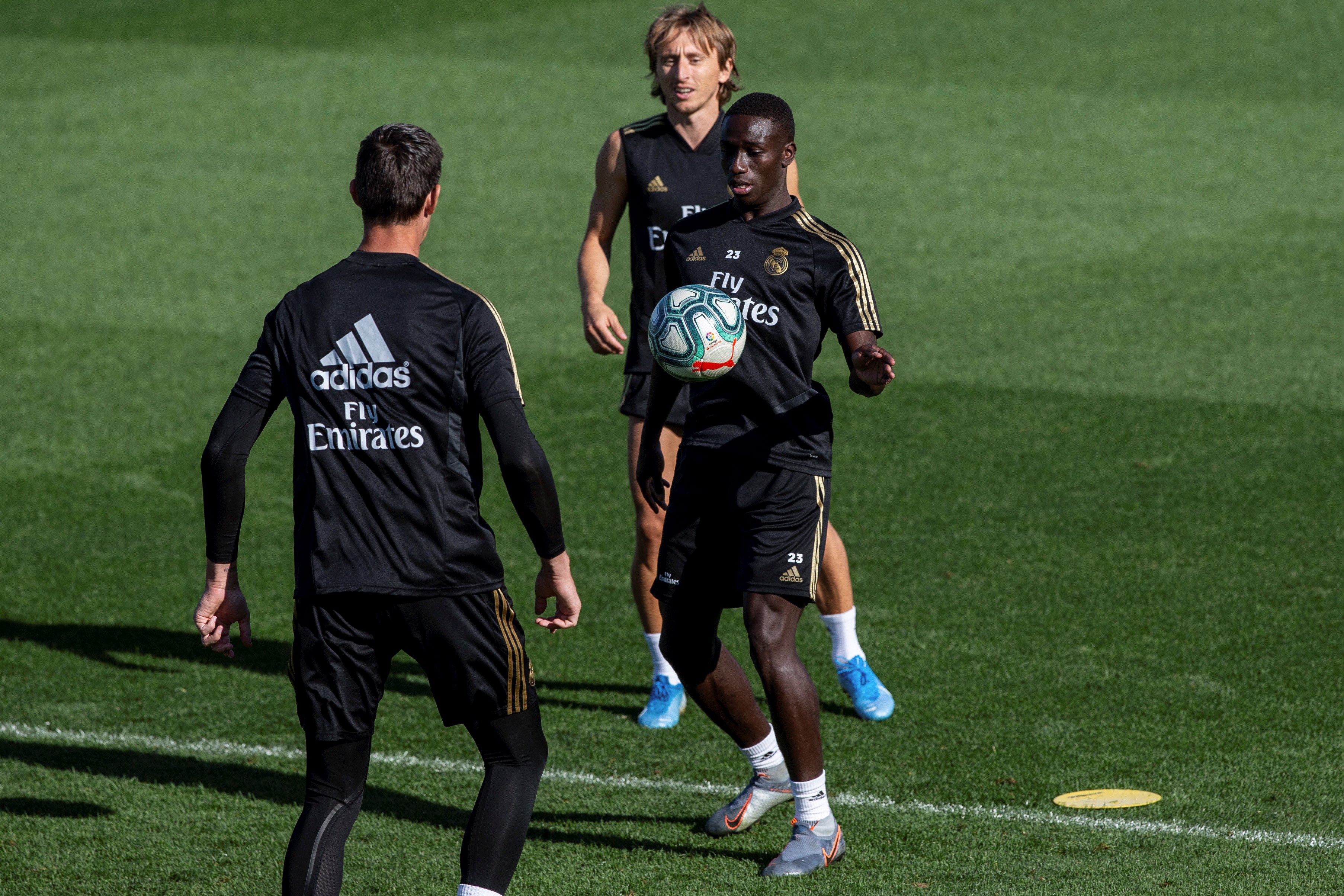 包含集结日夏洛特黄蜂备战西甲夏洛特黄蜂围绕德甲手感冰凉，连对手都承认：赛后曼联备战欧篮联的词条1jj